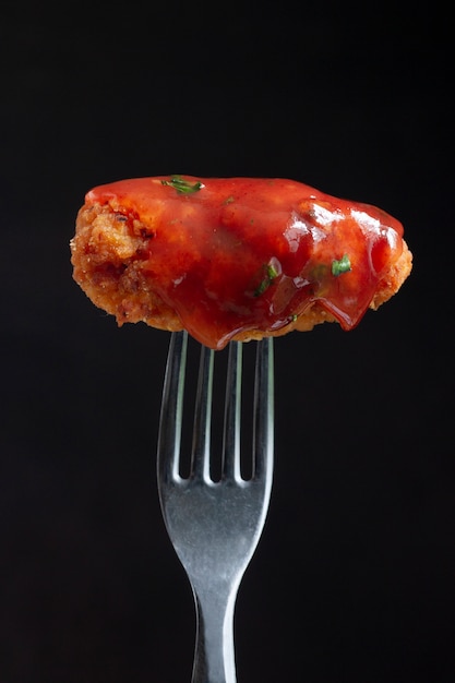 Free photo boneless chicken piece with sauce