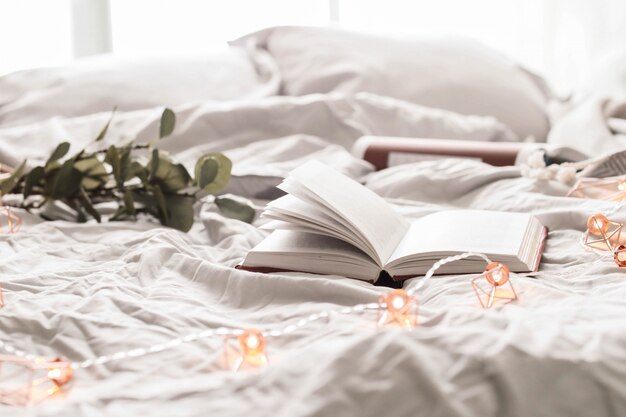 книга на кровати