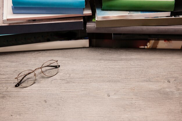 Foto gratuita composizione di libri con occhiali da lettura