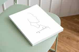 Бесплатное фото Книга на пастельно-зеленом стуле