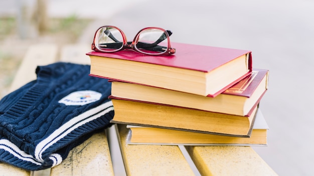 Foto gratuita pila di libri su un tavolo