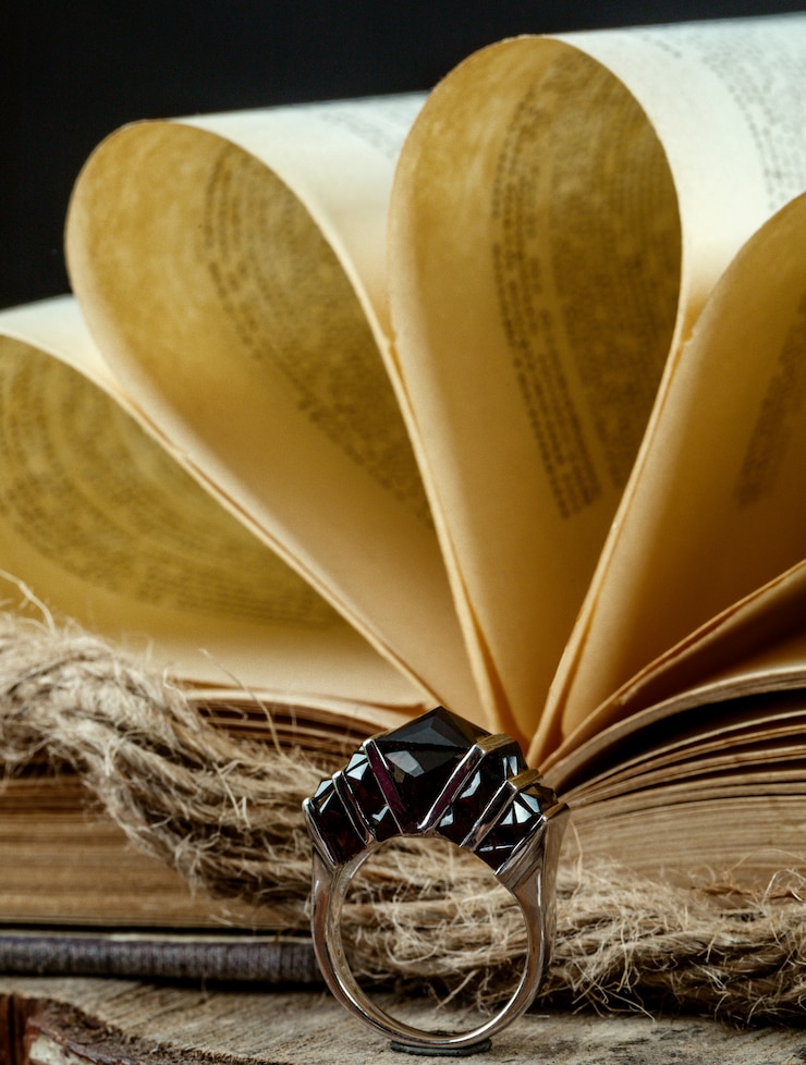 How Lily Arkwright Designs Rings That Reflect Your Personal Story How Lily Arkwright Designs Rings That Reflect Your Personal Story