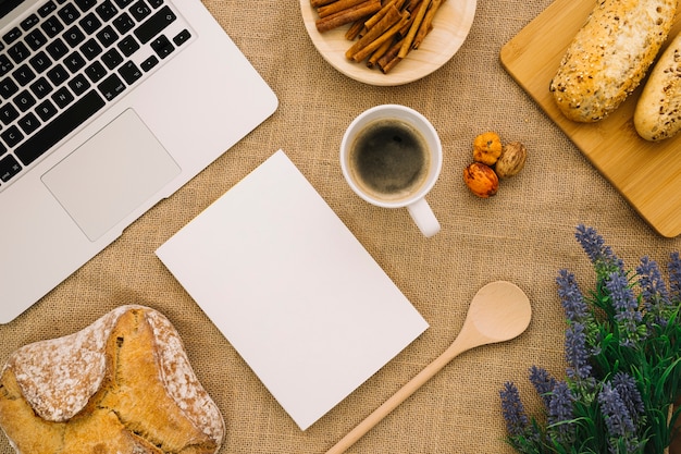 Foto gratuita mockup di libretto con il computer portatile e il caffè