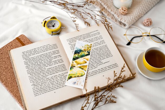 Bookmark and book arrangement flat lay | Free Photo