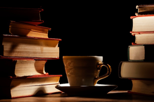 Расположение книг и чашка