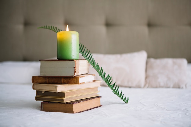 Libri e candela sul letto