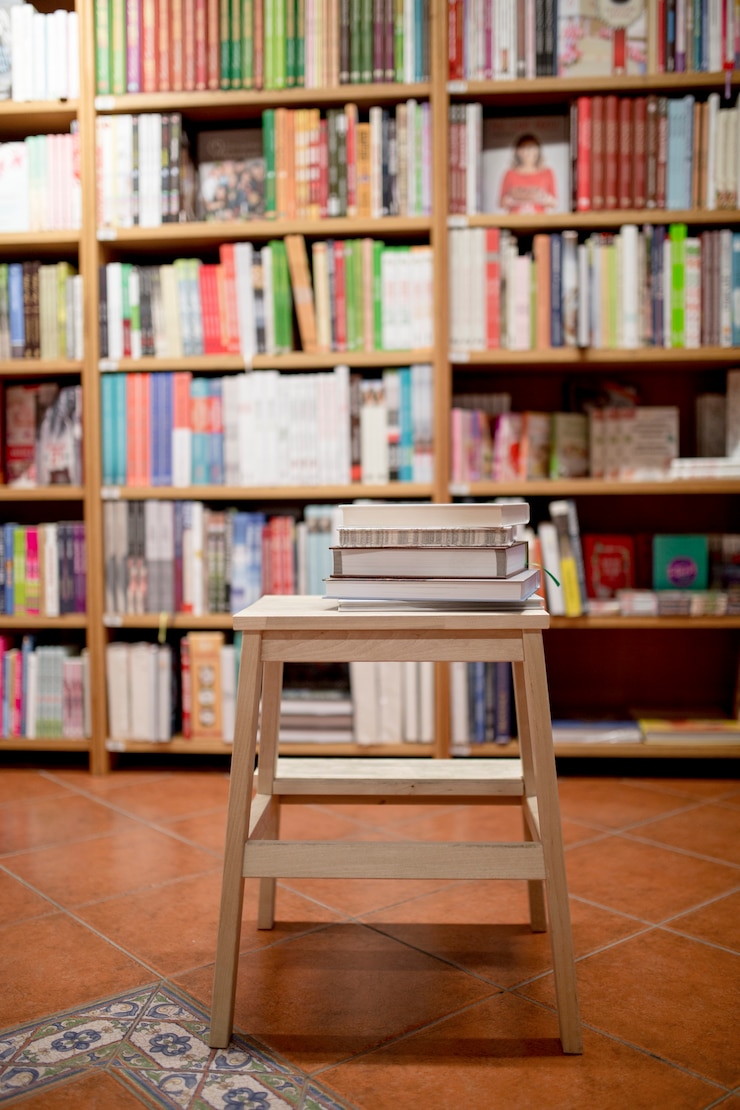 Бесплатный Фотография книги, лежащие на лестнице в книжном магазине