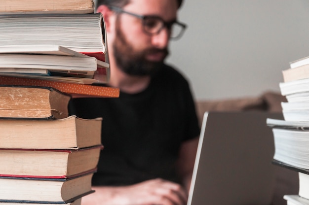 Libri vicino uomo con laptop