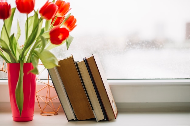 Бесплатное фото Книги рядом с тюльпанами