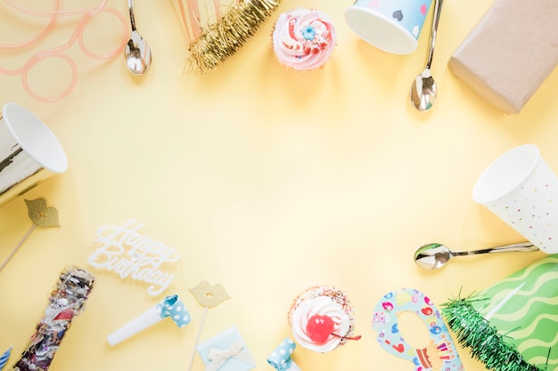 Foto gratuita confine da muffin e roba di festa