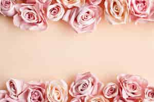 無料写真 ベージュ色の背景に分離された美しい新鮮な甘いピンクのバラの罫線