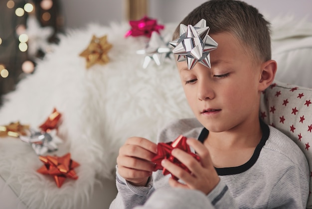 Ragazzo annoiato seduto in poltrona a natale