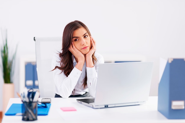 Free photo bored young businesswoman at the office