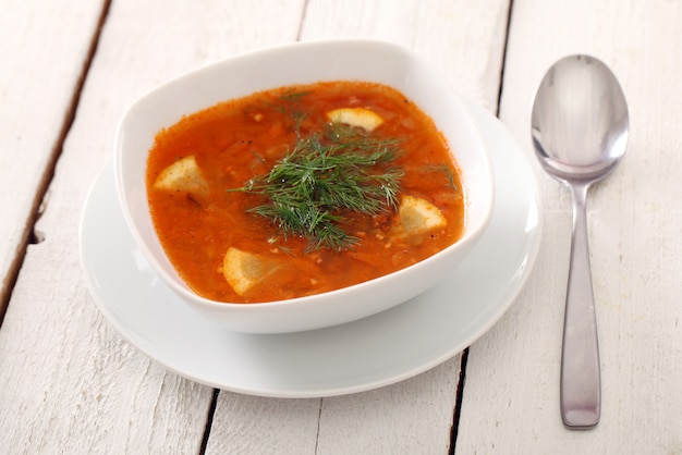 Zuppa e cucchiaio di borsch