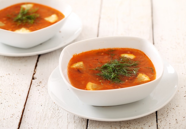 Foto gratuita zuppa di borsch in piatti bianchi