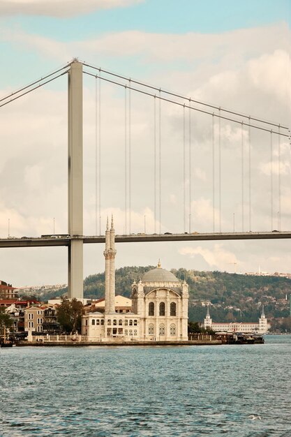 터키 이스탄불 보스포러스 다리와 오르타코이 모스크