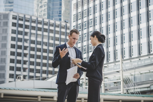 Free photo boss explaining something to his secretary while coming back from work.