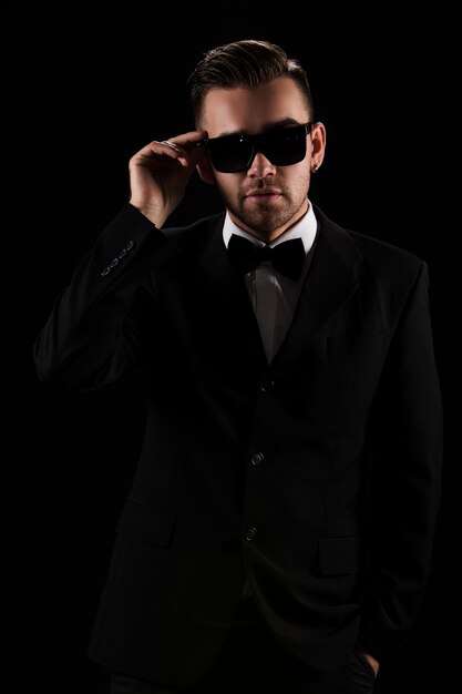 Босс, джентльмен Привлекательный бизнесмен в черном костюме