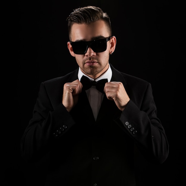 Бесплатное фото Босс, джентльмен привлекательный бизнесмен в черном костюме
