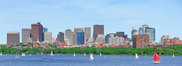 Panorama del fiume boston charles con grattacieli urbani e barca a vela.