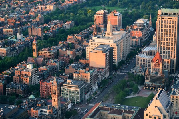ボストン市のダウンタウンの空中写真と日没時の都市の歴史的建造物。