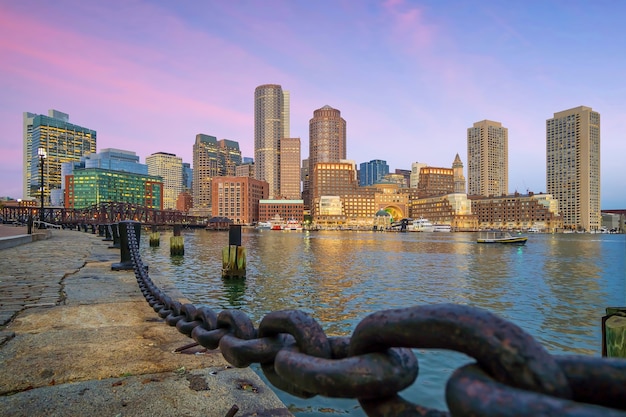 Бостонская гавань и финансовый район в сумерках, массачусетс в сша