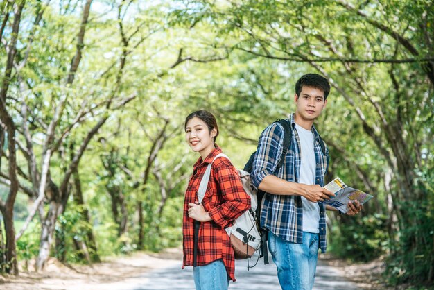 남성과 여성 관광객 모두 배낭을 가지고 서로를 향합니다.