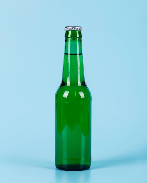 机の上のビールのボトル