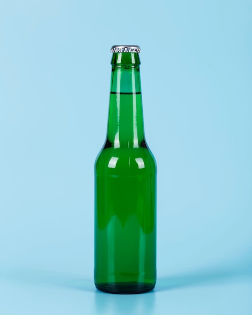 机の上のビールのボトル