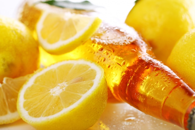 新鮮なレモンと冷たいビールのボトル