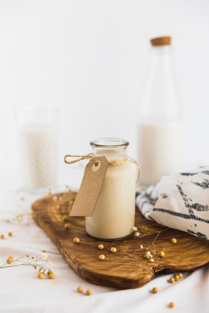 Foto gratuita bottiglia e bicchiere di latte con noci