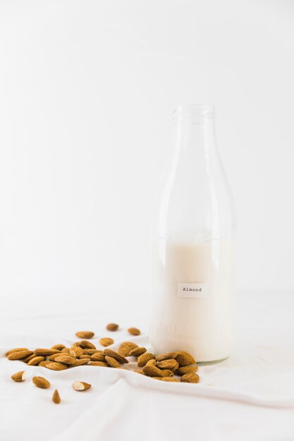 Бутылка молока и орехов
