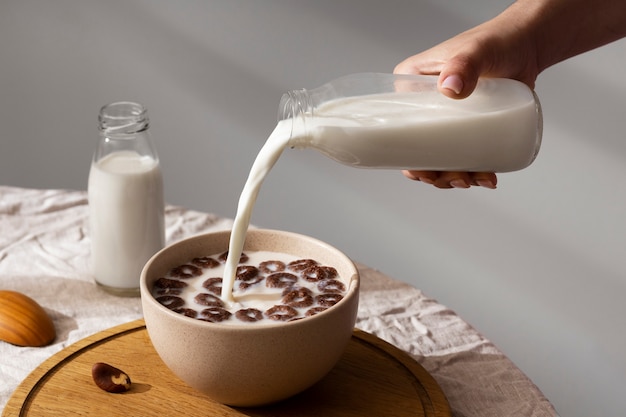 Foto gratuita bottiglia di latte con cereali da colazione