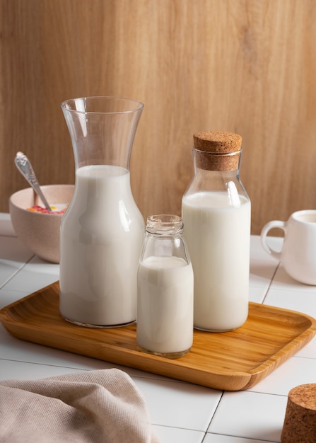 Foto gratuita bottiglia di latte con cereali da colazione