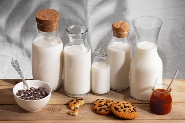 Foto gratuita bottiglia di latte con biscotti dolci
