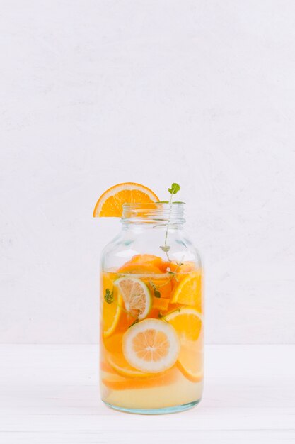 テーブルの上のオレンジ色のレモネードのボトル