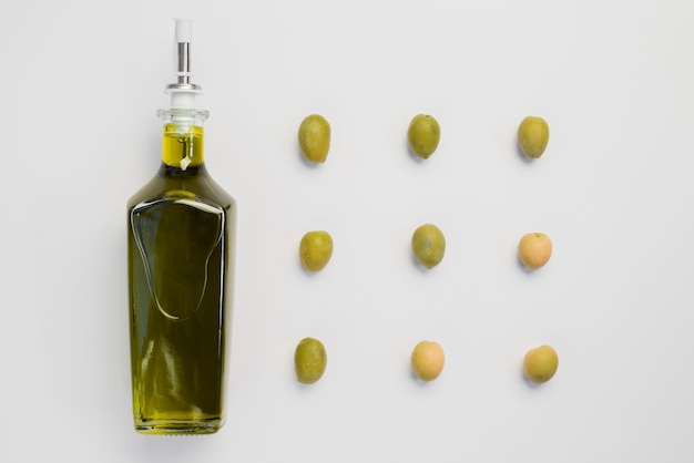 Foto gratuita bottiglia di olio d'oliva e olive biologiche