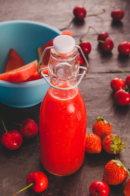 Free photo bottle of red fruits juice