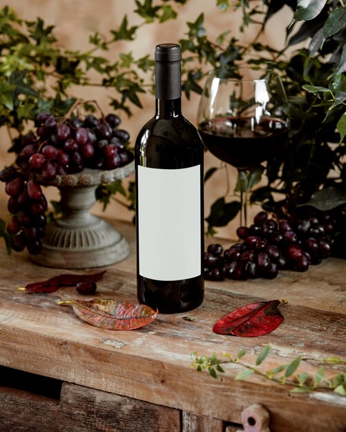 赤ワインのボトルと赤ワインのグラス