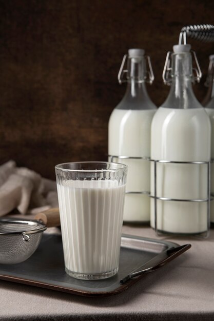 牛乳のボトル 静物の配置
