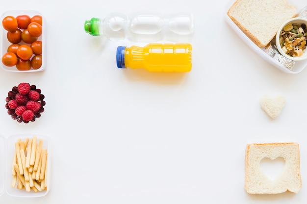 Foto gratuita le bottiglie si avvicinano al cibo sano