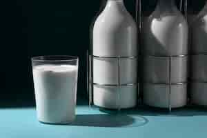 Бесплатное фото Бутылки с молоком, натюрморты.