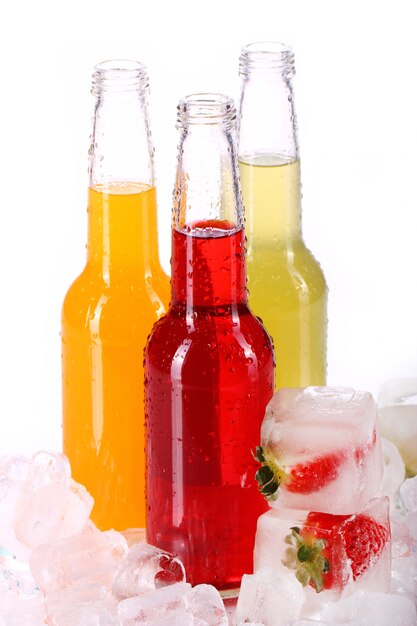 Бесплатное фото Бутылки с красочным коктейлем и льдом