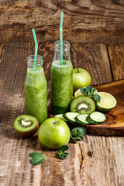 Free photo the bottles with fresh vegetable juices on wooden table