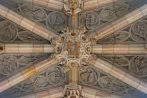 Free photo bottom of the arch in the gothic quarter in barcelona. bishops bridge.