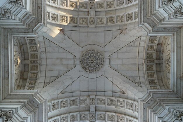 商業広場リスボンポルトガルの彫刻とアーチ型の天井の底面図