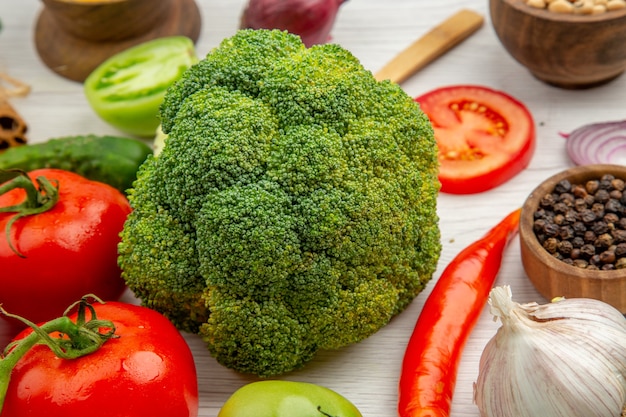 회색 테이블에 아래쪽 보기 브로콜리 토마토 가지 마늘