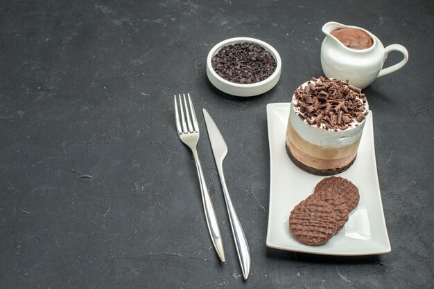 チョコレートフォークと白い長方形のプレートボウルにチョコレートケーキとビスケットの底面図