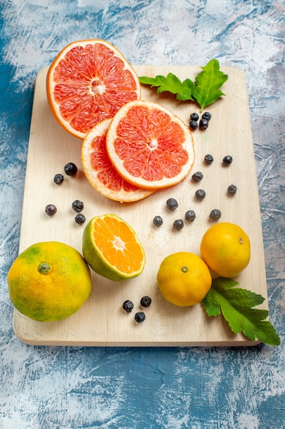 無料写真 底面図青白い表面のまな板にオレンジとグレープフルーツをカット