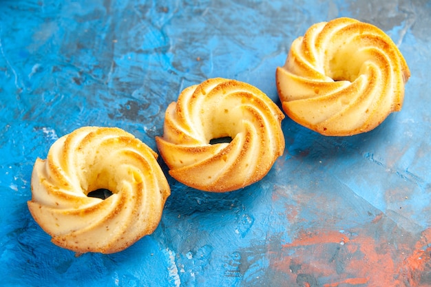 Free photo bottom view diagonal row biscuits on blue table with free place